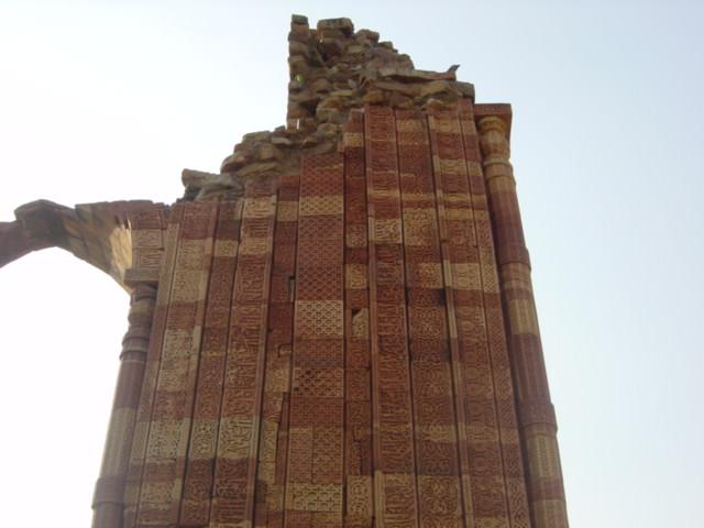 クトゥブミナール遺跡柱の彫刻